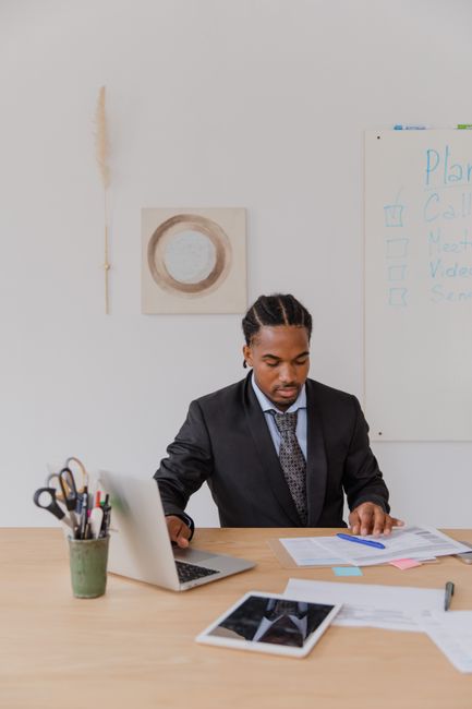 Moderner Arbeitsplatz mit Laptop und Notizen in einem Wiener Startup-Büro