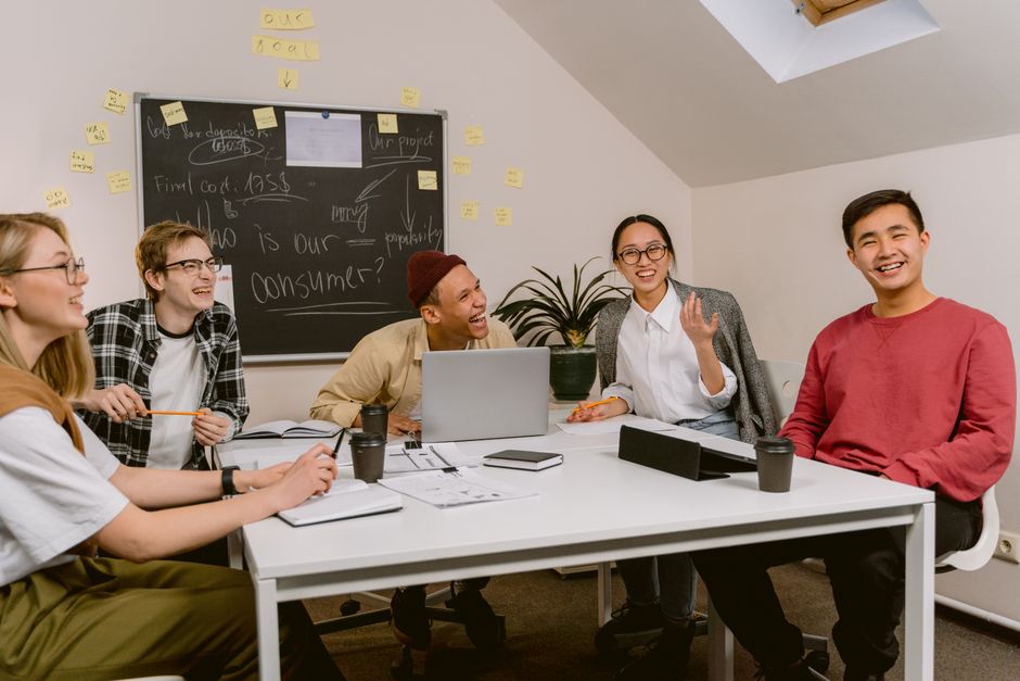 Moderner Arbeitsplatz mit Laptop und Notizen in einem Wiener Startup-Büro