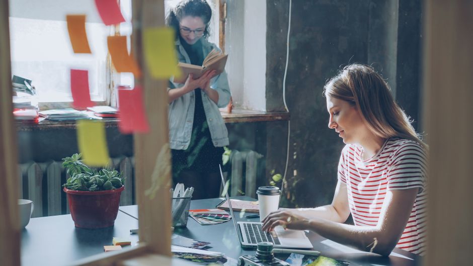 Team diskutiert digitale Strategien in einem modernen Büro in Wien